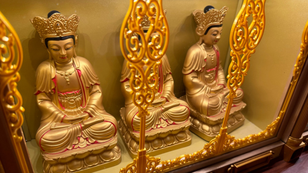 轉身的萬尊小觀音,最右邊的尊角度和其他尊菩薩不同